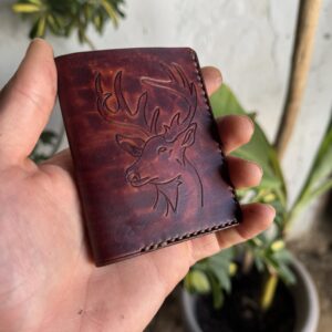 Cartera de vacuno con motivo de venado